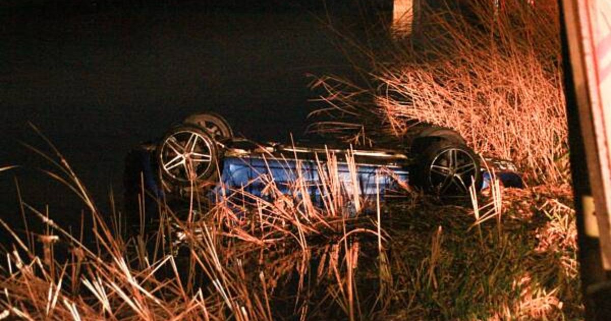 Auto belandt op kop in water | Motorrijder gewond na botsing