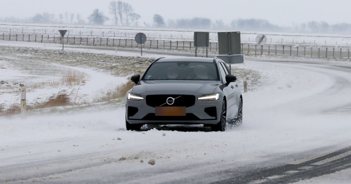 Gevaarlijke sneeuwjacht zorgt voor slecht zicht | Nog steeds glad op de weg - Omrop Fryslân