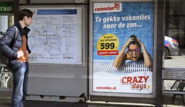 Reclames voor vliegvakanties binnenkort niet meer in het Groningse straatbeeld te zien?