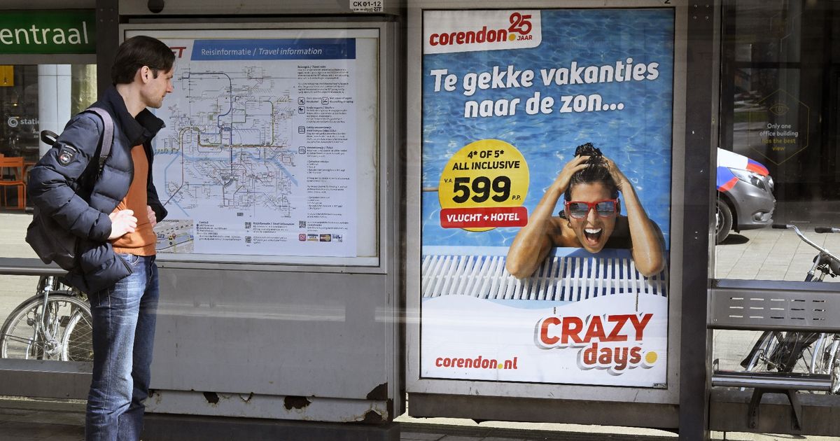 Reclames voor vliegvakanties binnenkort niet meer in het Groningse straatbeeld te zien?