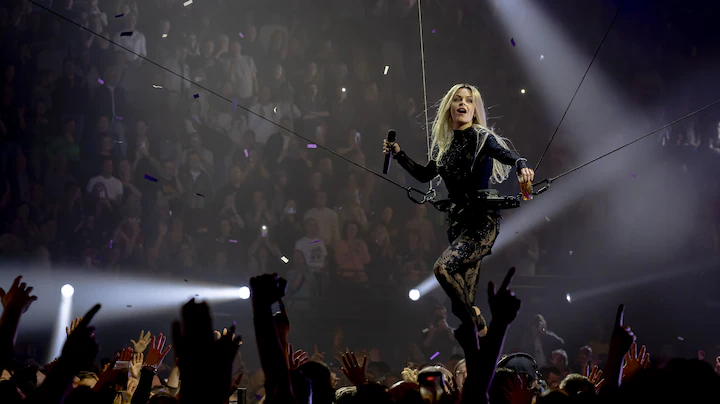 Davina Michelle vliegt door de lucht bij Vrienden van Amstel Live: 'Trukendoos opentrekken' - RTL.nl