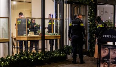 Overvaller slaat vitrines kapot bij juwelier en steelt sieraden - Rijnmond