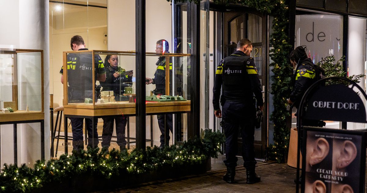 Overvaller slaat vitrines kapot bij juwelier en steelt sieraden - Rijnmond