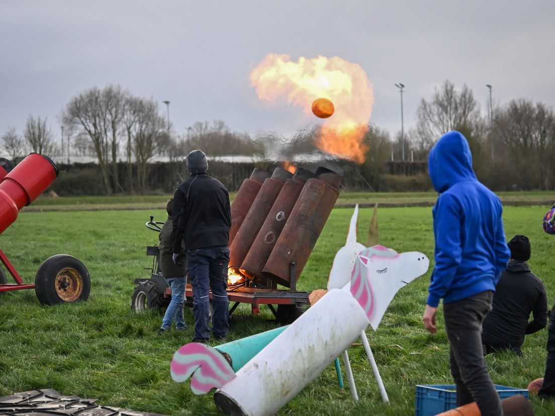 Traditiegetrouw luidt Abbenbroek het nieuwe jaar in met carbidschieten