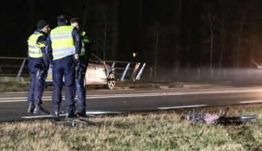 Fietser naar ziekenhuis na botsing op N350, politie doet onderzoek - RTV Oost