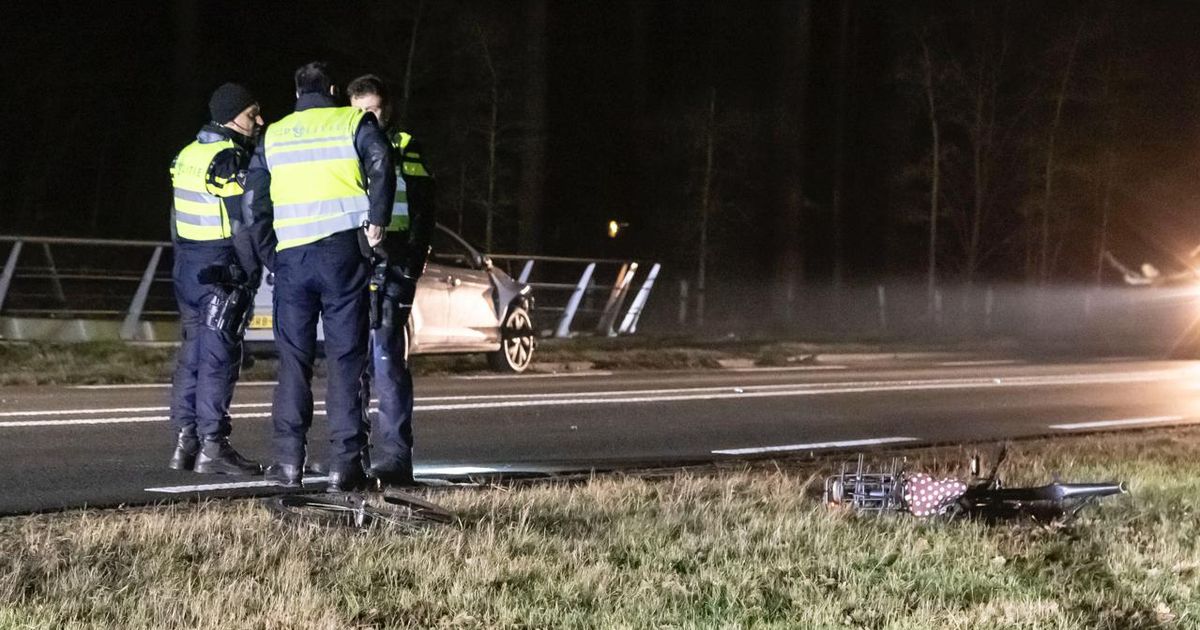 Fietser naar ziekenhuis na botsing op N350, politie doet onderzoek - RTV Oost