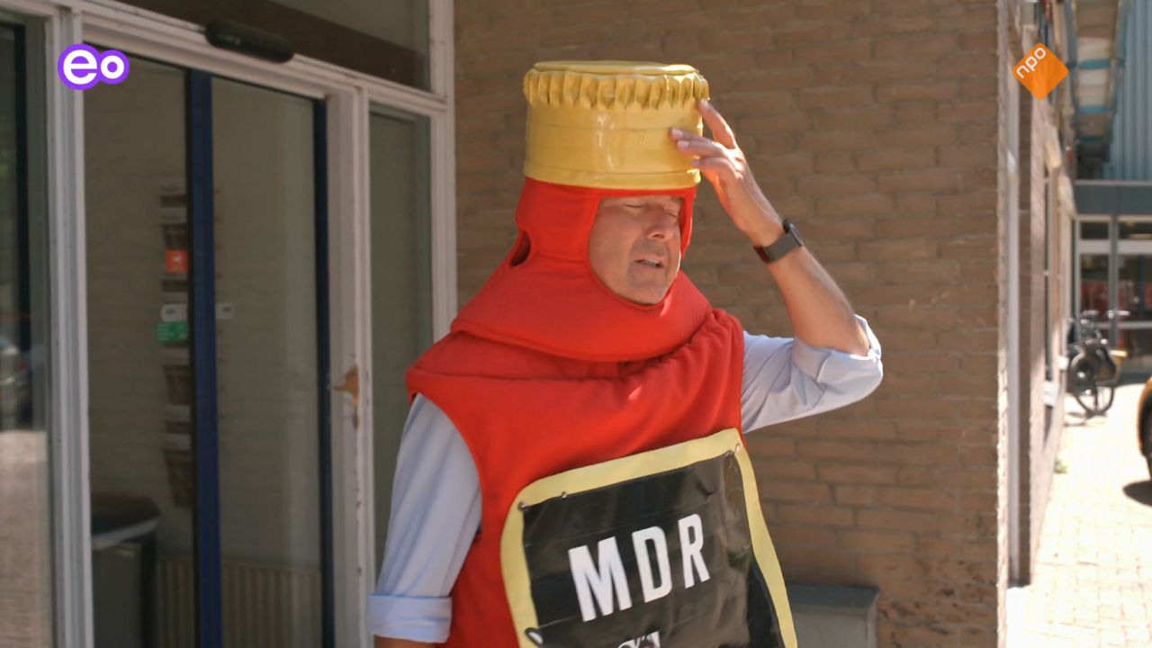 De TV van gisteren: Het Familiediner-kijkers gieren het uit bij verklede Bert van Leeuwen