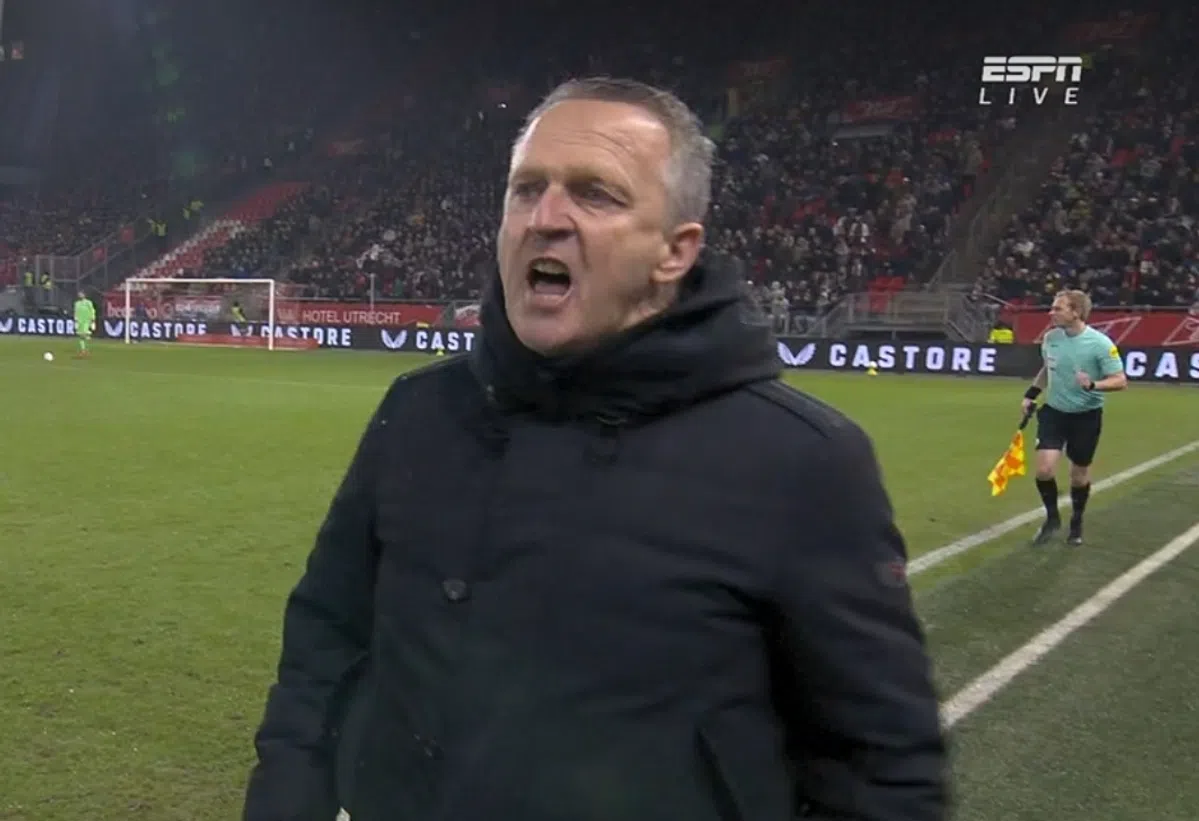 John van den Brom is boos na beslissing VAR