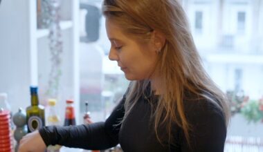 Lynn van de Vorst schiet haar buren te hulp door voor ze te koken