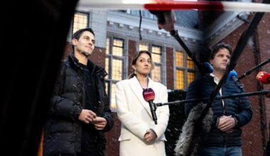 Rob Jetten (D66), Dilan Yesilgoz (VVD) en Henri Bontenbal (CDA) in gesprek met journalisten bij landgoed Zwaluwenberg na een gesprek over de kabinetsformatie