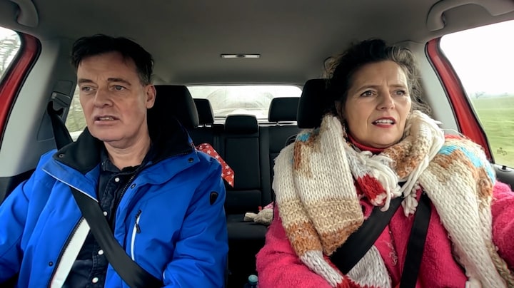 Claudia schrikt van vreemd geluid tijdens autorit in Winter Vol Liefde: 'Hoop dat het ijs is' - RTL.nl