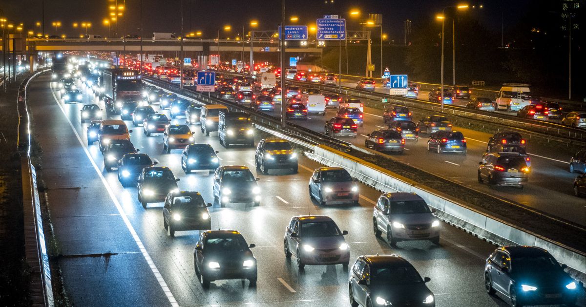 Ongelukken en drukte zorgen voor chaos op A4 - Omroep West