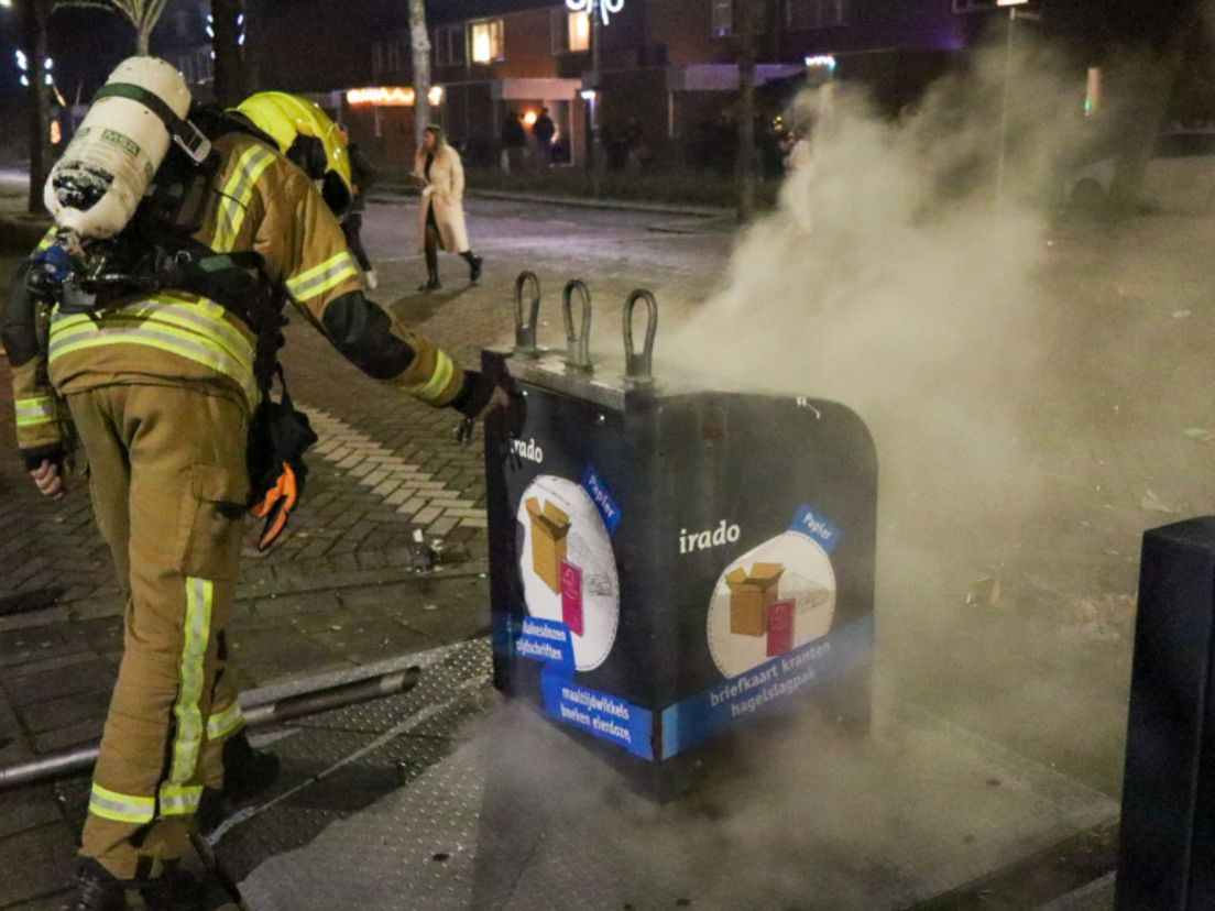 Aan de Voorberghlaan in Schiedam moest de brandweer ook uitrukken voor een containerbrand