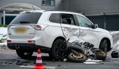 Motorrijder gewond na botsing met auto | Politieauto komt vast te zitten in tramrails - Rijnmond