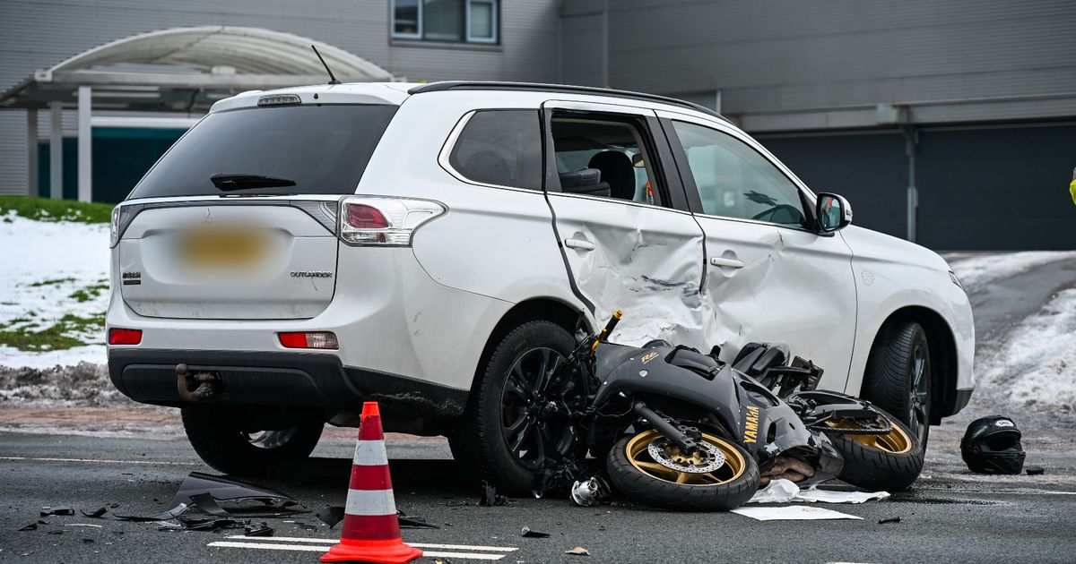 Motorrijder gewond na botsing met auto | Politieauto komt vast te zitten in tramrails - Rijnmond