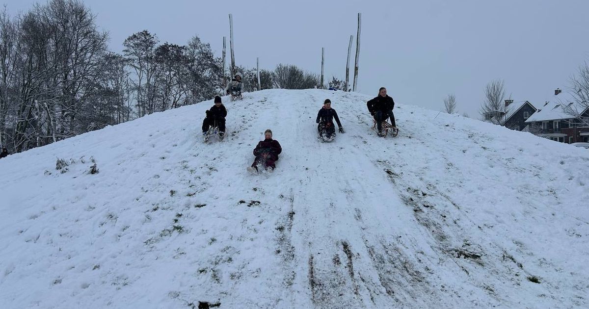 Winters weer: Politie op ski's | Geen busvervoer in West-Overijssel - RTV Oost