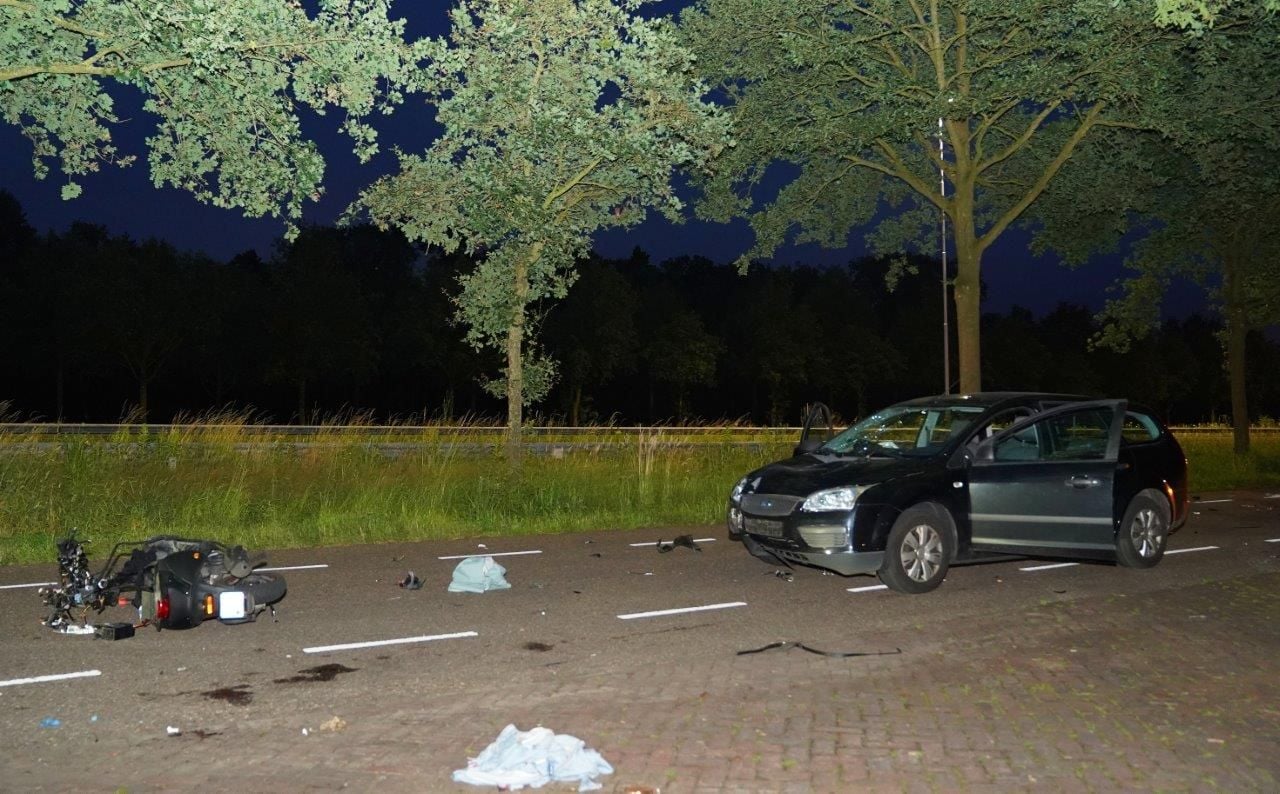 De Boxtelseweg naast de A2 werd na de aanrijding volledig afgesloten (foto: Bart Meesters).