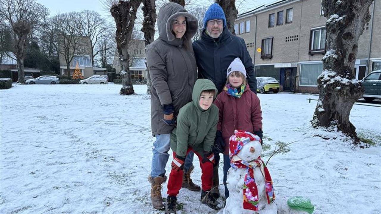 Live | De eerste sneeuwpoppen worden gemaakt, code geel vanwege gladheid