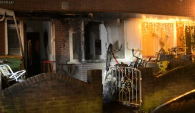 De brandweer controleert het huis na de explosie (foto: Perry Roovers/Persbureau Heitink).