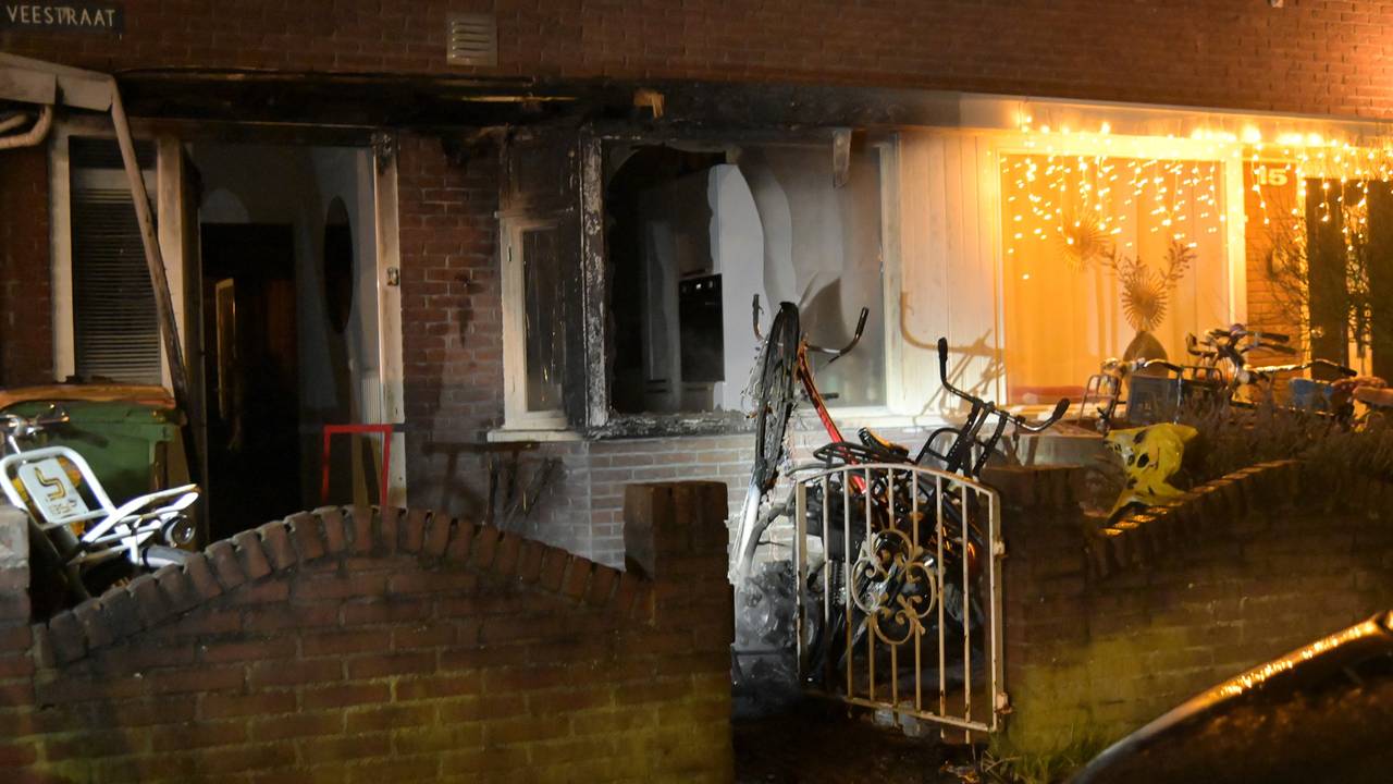 De brandweer controleert het huis na de explosie (foto: Perry Roovers/Persbureau Heitink).