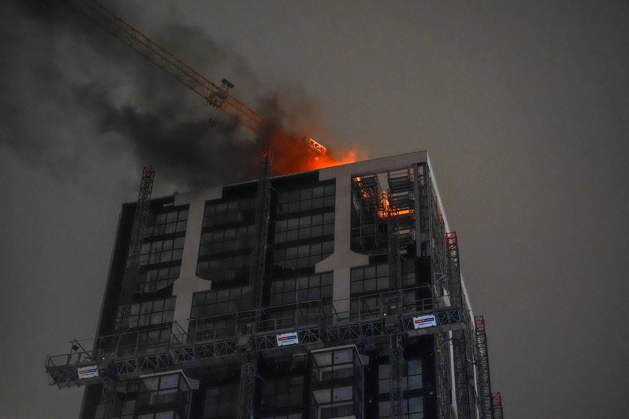 Vlammen vanaf het dak van de toren (foto: Persbureau Heitink).