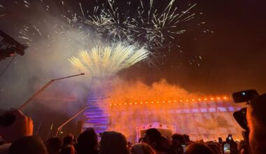 Stadhuisplein in Eindhoven stroomt langzaam vol (foto: Omroep Brabant).