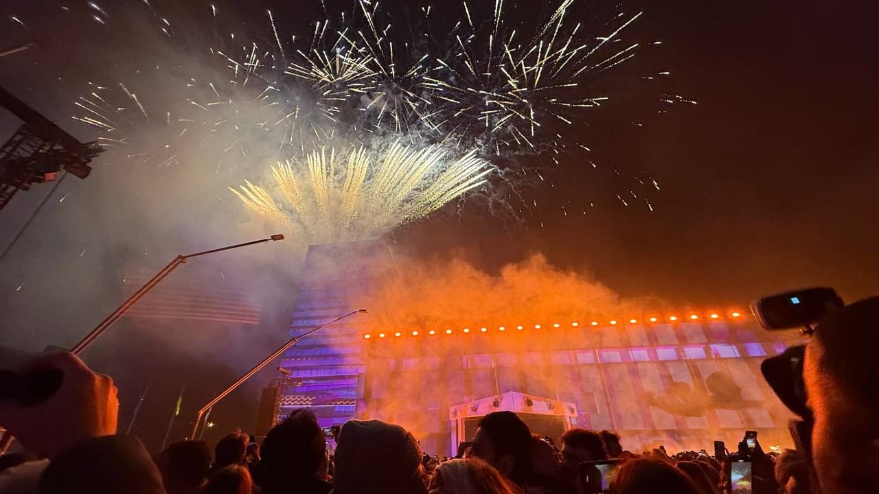 Stadhuisplein in Eindhoven stroomt langzaam vol (foto: Omroep Brabant).