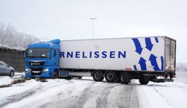 112-nieuws: Vrachtwagen geschaard op ijzige rondweg, verkeer staat vast • Geschaarde vrachtwagen zorgt voor vertraging op de A58