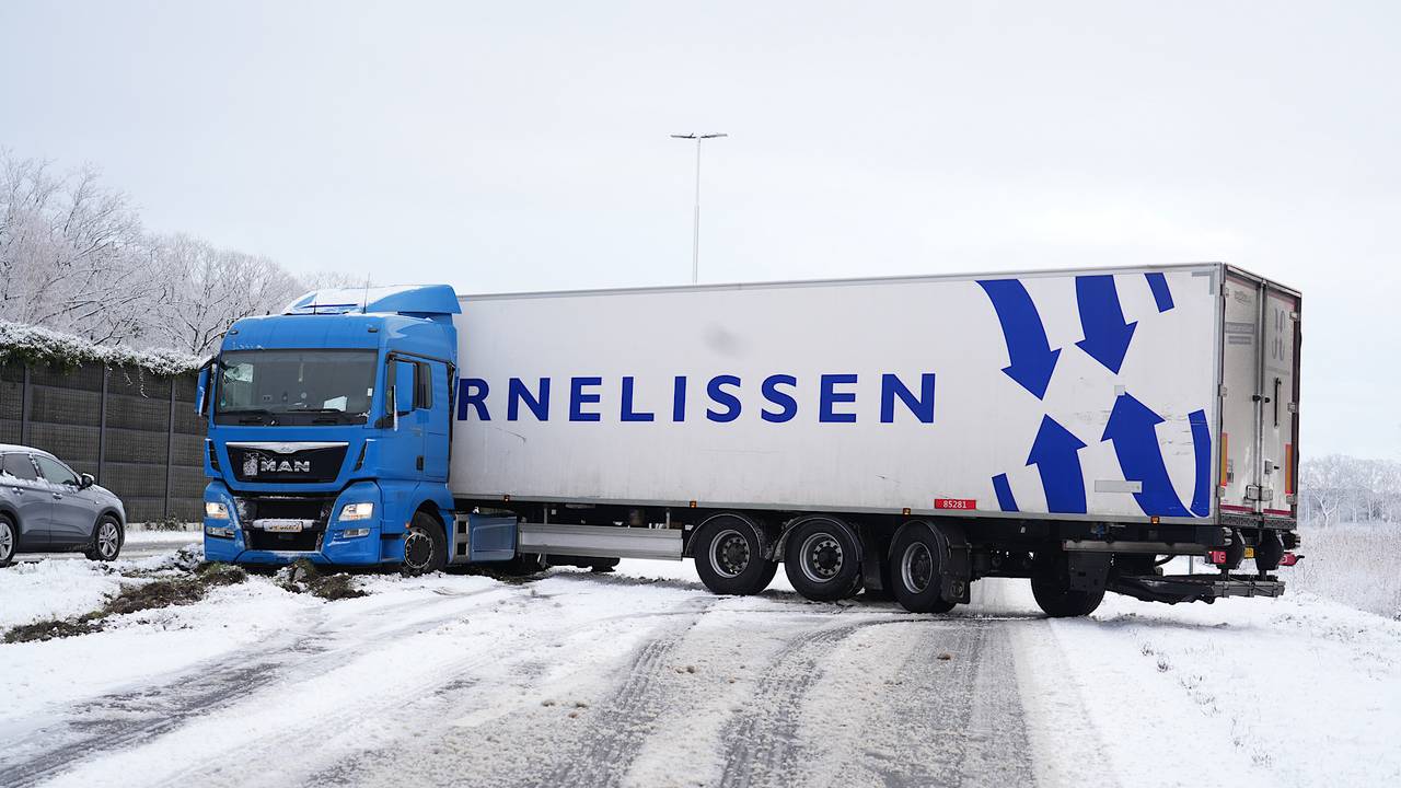 112-nieuws: Vrachtwagen geschaard op ijzige rondweg, verkeer staat vast • Geschaarde vrachtwagen zorgt voor vertraging op de A58