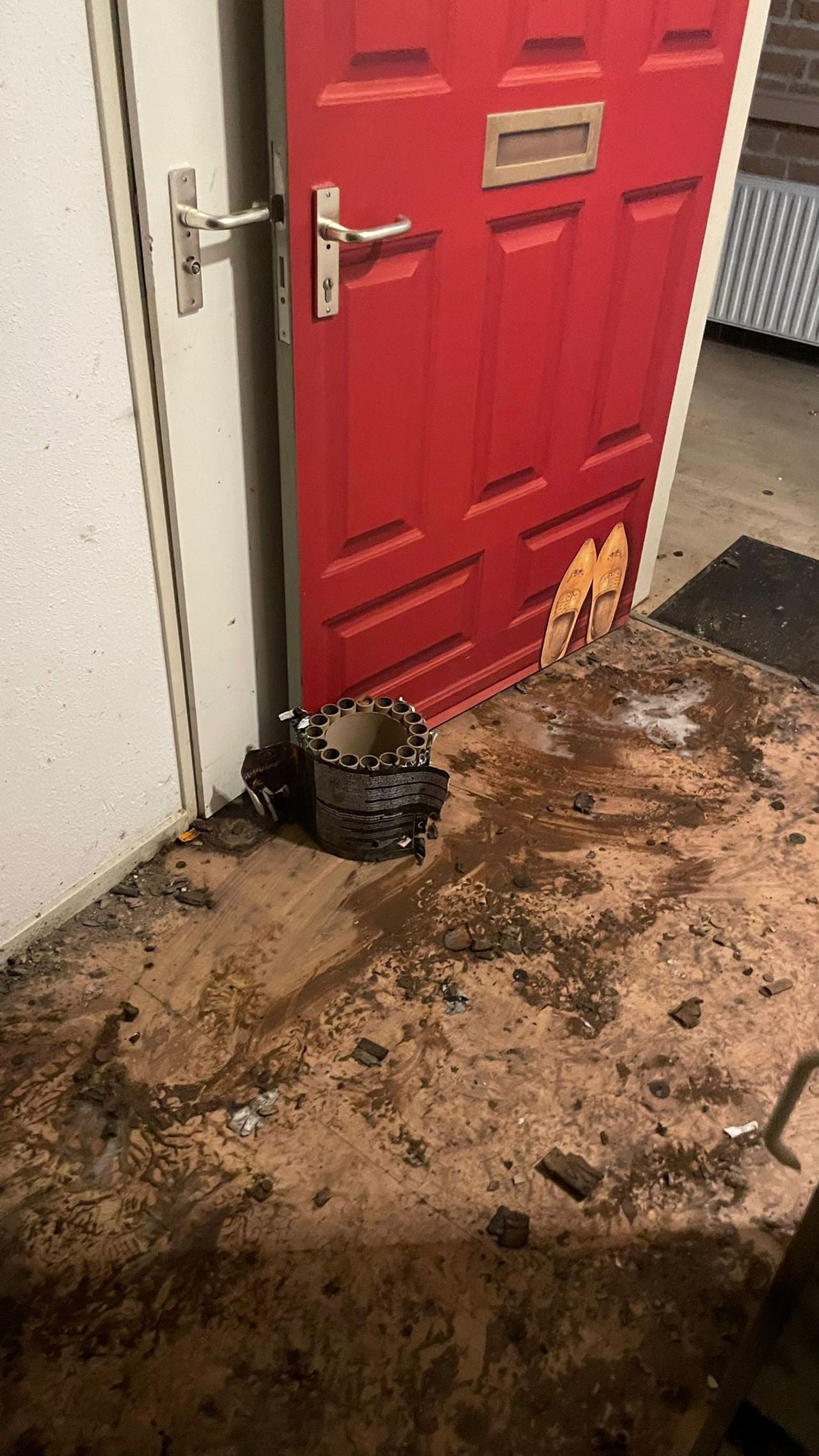 Potten vuurwerk die naar binnen zijn gegooid (privéfoto).