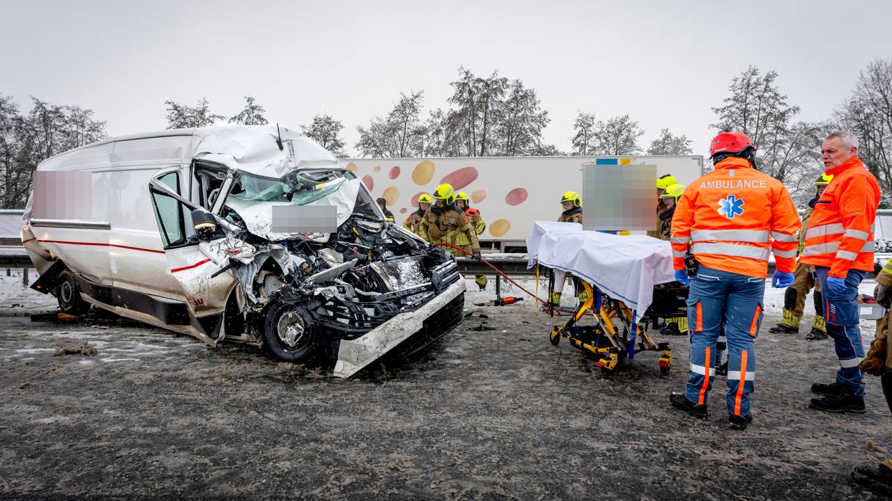 Bij het ongeluk op de A27 zijn een vrachtwagen, bestelbus en touringcar betrokken (foto: Eye4Images).