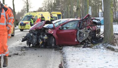 Bij het ongeluk raakten twee mensen zwaargewond (foto: Perry Roovers/Persbureau Heitink).
