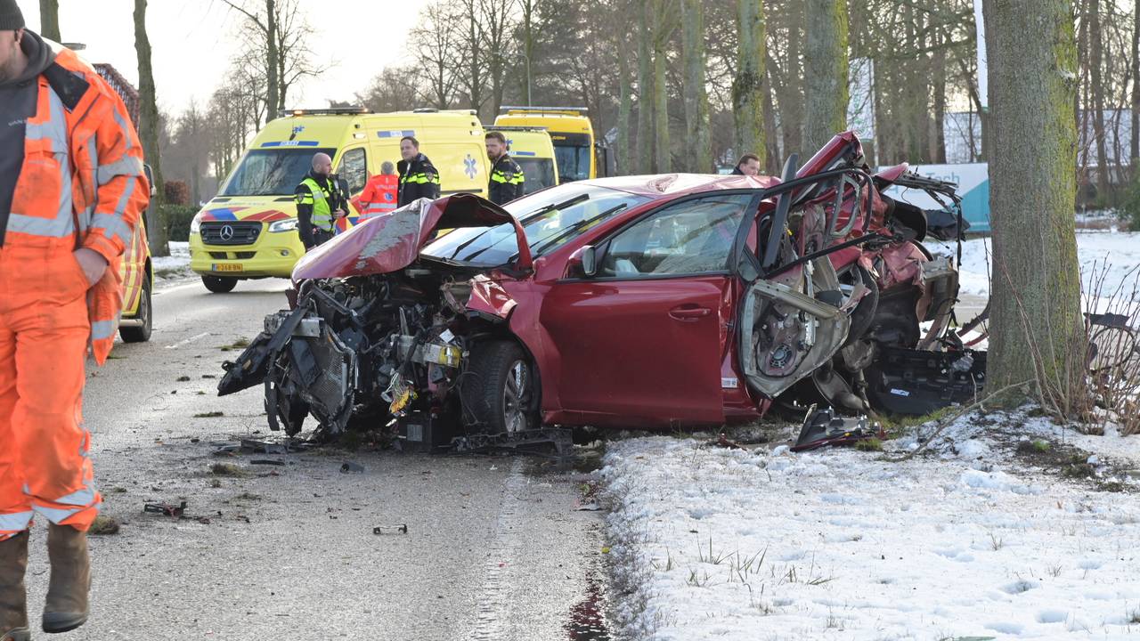 Bij het ongeluk raakten twee mensen zwaargewond (foto: Perry Roovers/Persbureau Heitink).