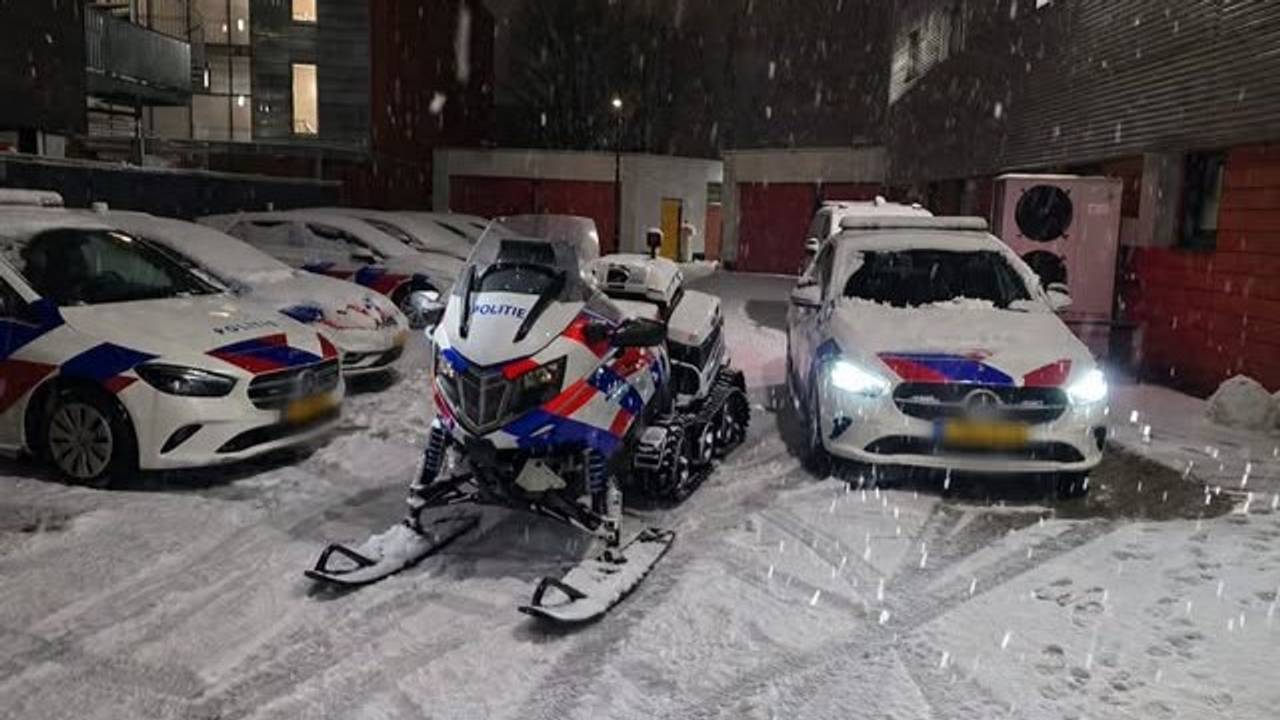 Deze jonge Willem II-fans hielden een potje voetbal in de tuin met sneeuwpoppen (foto: Birgit Vriens).
