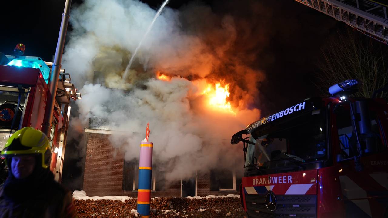 Flinke vlammen in een woonhuis in Haaren (foto: Bart Meesters).
