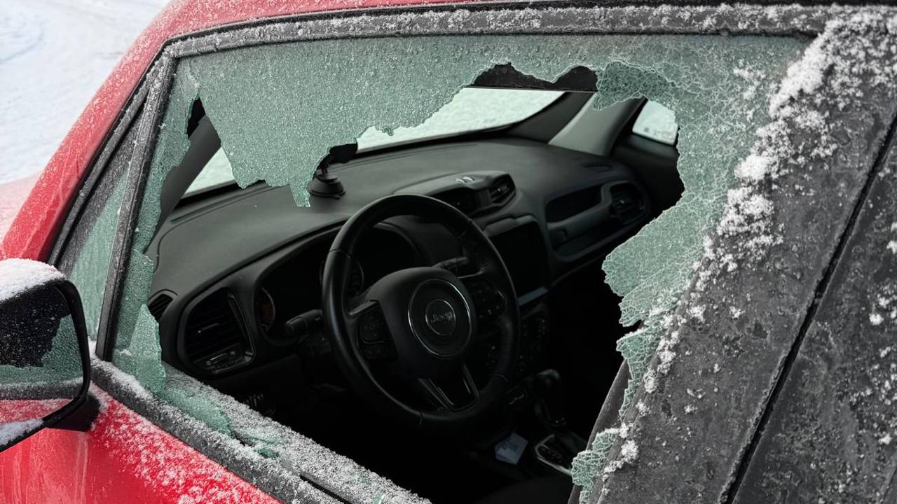 Zeker 11 auto's met ingeslagen ruiten in Breda, verdachte aangehouden