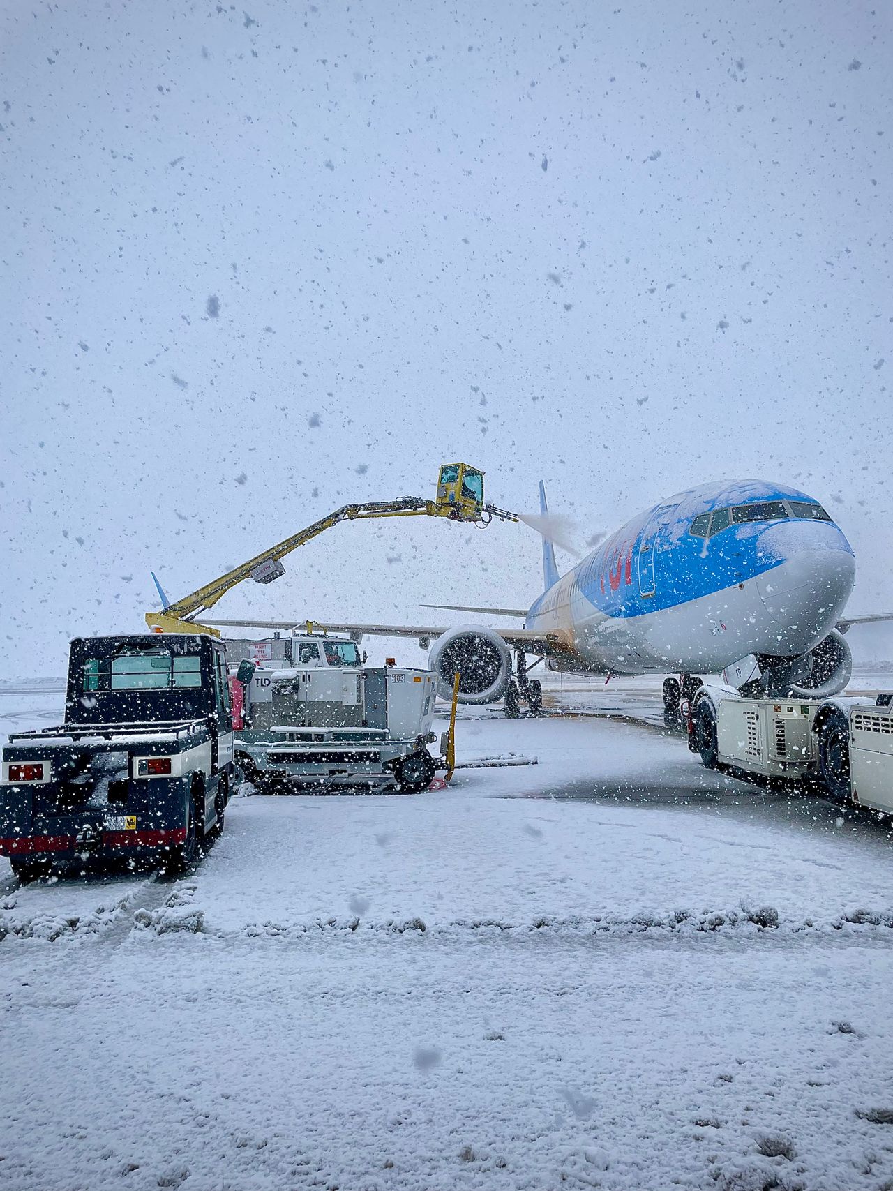 Een vliegtuig wordt in het winterse weer gereedgemaakt voor vertrek.