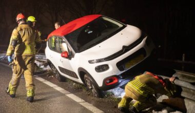 112-nieuws: Auto belandt bovenop vangrail bij A58 Sint Willebrord