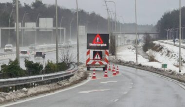 Op de N261 staan waarschuwingsborden voor het slechte wegdek (Foto: shalom Zeefuik)