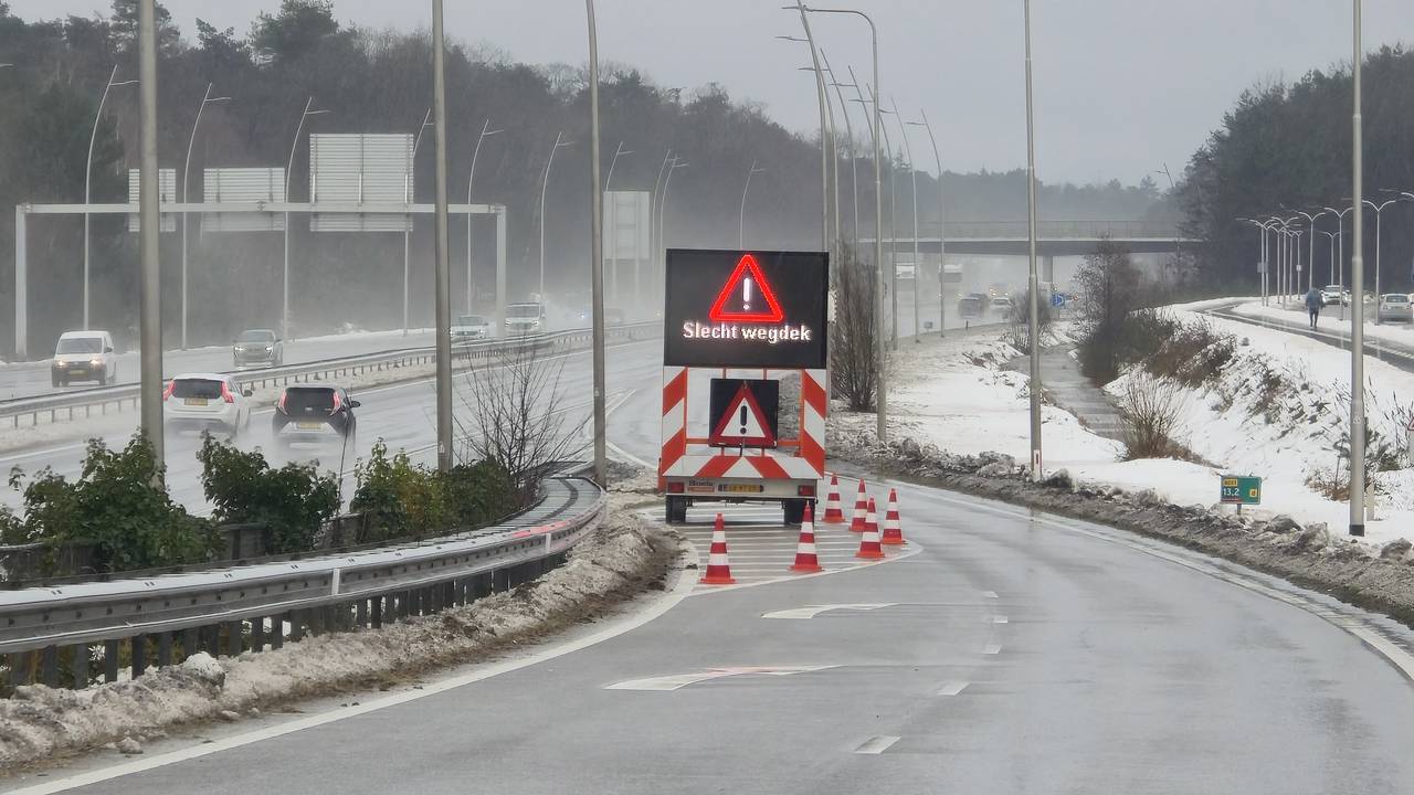 Op de N261 staan waarschuwingsborden voor het slechte wegdek (Foto: shalom Zeefuik)