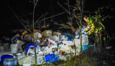Bus vol drugsafval rijdt zich vast in Eindhoven, daders op de vlucht
