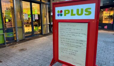 Aan de achterzijde van de winkel staan twee grote vuilcontainers waar de voorraad in verdwijnt (foto: Floortje Steigenga).