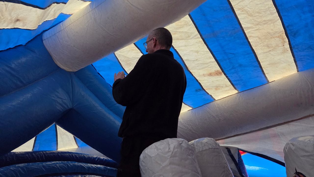 Keurmeester op het springkussen van Gerard Moonen, terwijl de stroom uitvalt (foto: Noël van Hooft).