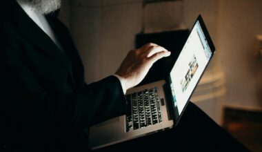 Beeld ter illustratie: man die op laptop deepfakes genereert