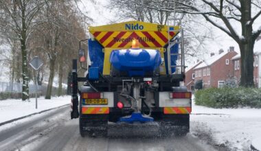 Waarom is de snelweg wél gestrooid en jouw straat niet? Zo werkt het strooien - RTV Oost