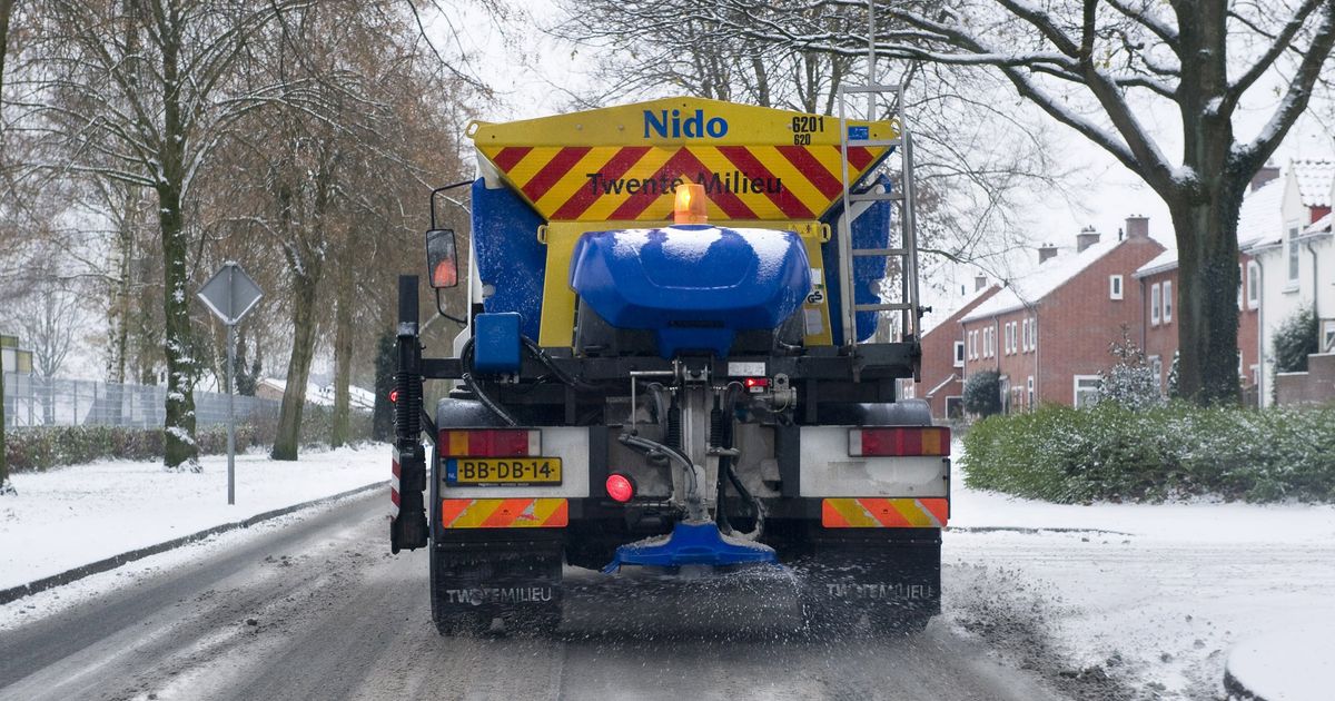 Waarom is de snelweg wél gestrooid en jouw straat niet? Zo werkt het strooien - RTV Oost
