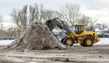 Sneeuwschuivers bezig om supporters van sc Heerenveen goed te kunnen ontvangen