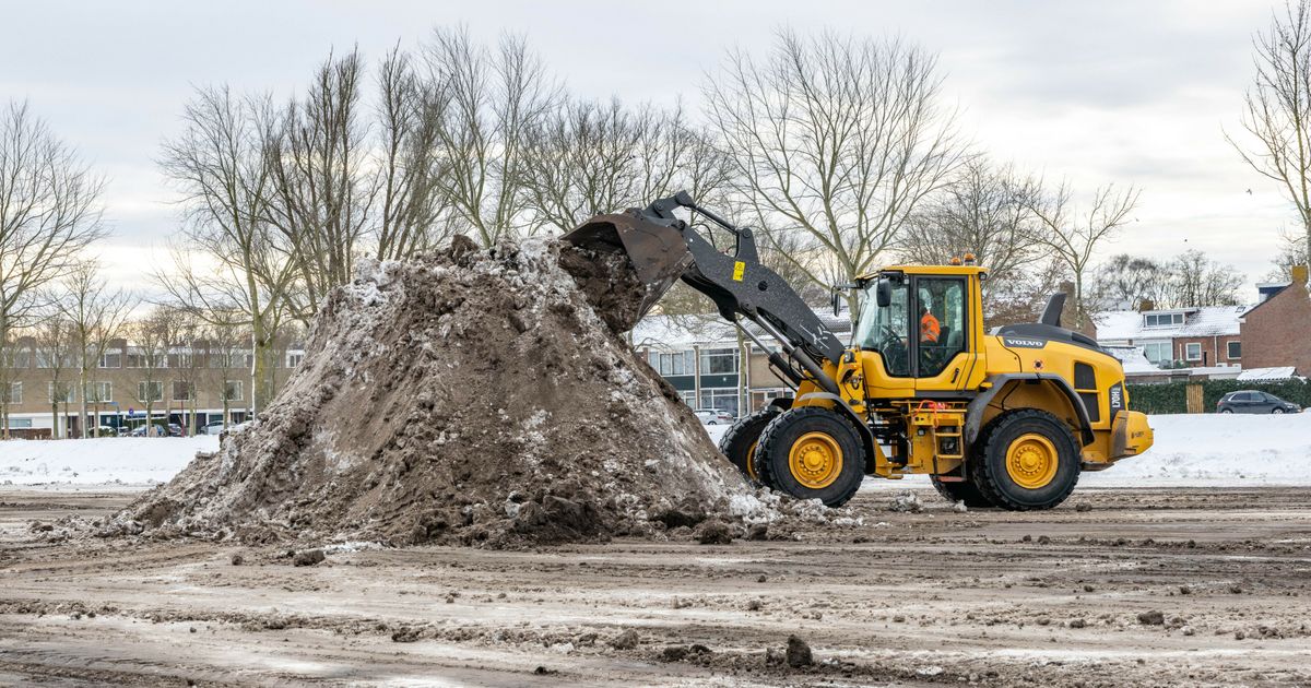 Sneeuwschuivers bezig om supporters van sc Heerenveen goed te kunnen ontvangen