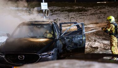Auto verwoest door brand in Rotterdam-IJsselmonde - Rijnmond