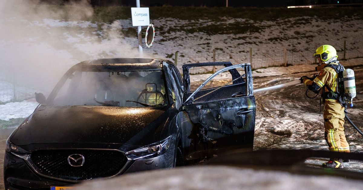 Auto verwoest door brand in Rotterdam-IJsselmonde - Rijnmond